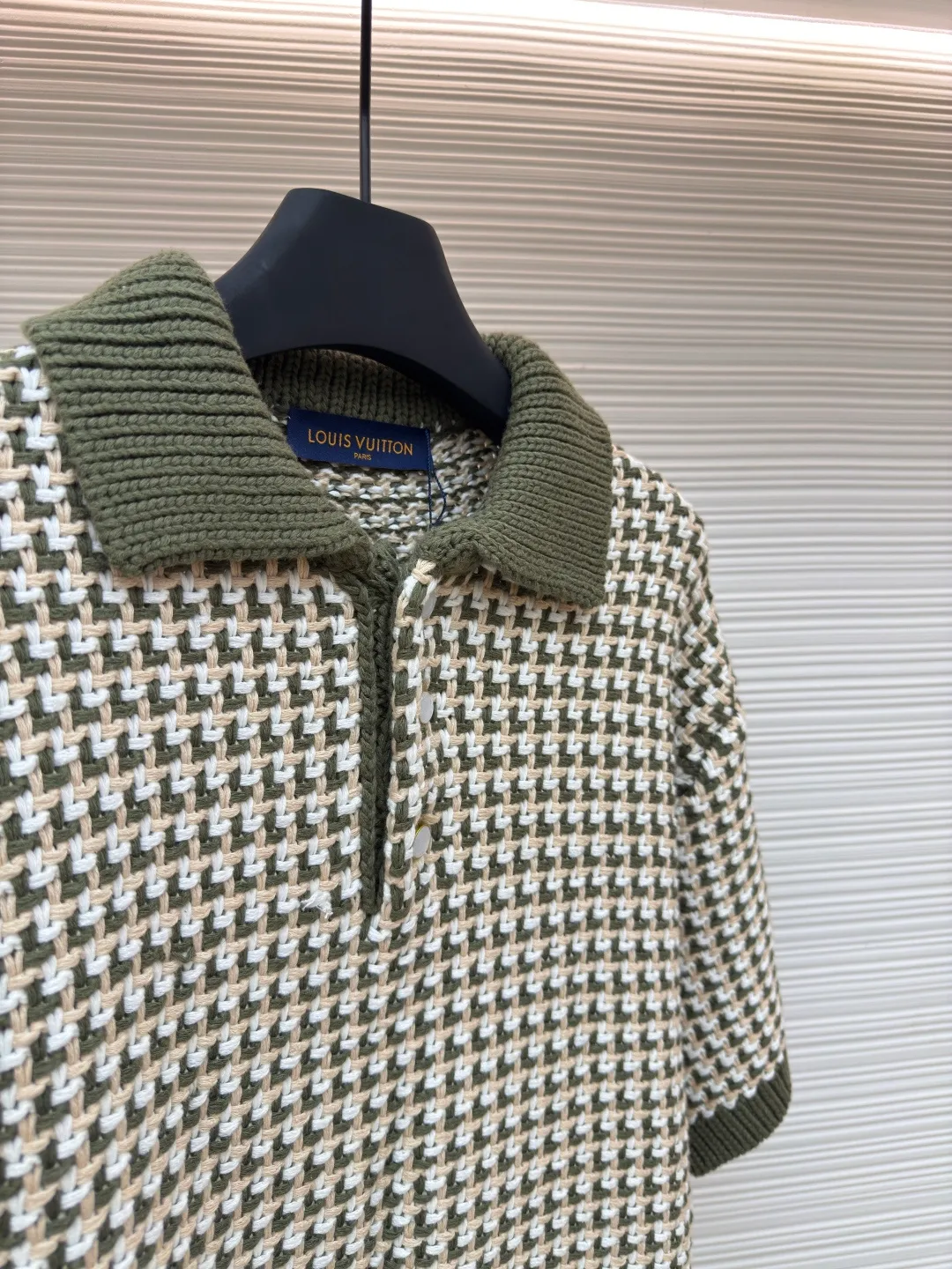 LOUIS VUITTON colorblock jacquard knitted short-sleeved polo shirt ●Item number: 1680285-B20 ●Fabric: woven fabric ●Technology: jacquard knitting ●Version: fitted version ●Weight: about 1000 grams ●Size: S-M-L-XL ●Description: It is made of YB custom-woven cotton fabric, which is naturally soft and comfortable for the upper body. It has first-class breathability, allowing the skin to breathe freely and is not prone to sweating due to hot weather; the grid lines are straight without any distortion and deformation, and YB is disassembled for accurate positioning during the weaving process; the neckline is knitted finely, stiffly and stylishly, which can be used very easily It maintains its shape well and is not easy to loosen after multiple wears; the edges of the folds are flat and naturally connected with the main body; the buttons are of high quality, warm in color, firmly embedded in the clothes, and open and close smoothly; the ribbed cuffs and hem have just the right amount of elasticity to be comfortable to wear, and the overall design and practicality are both there. The overall wiring is straight and delicate, the fabric is comfortable and soft, and the color is consistent without color difference. It can be matched with the same style to create a fashionable look and control various occasions. Customized accessories, complete with three standards, same style for men and women!